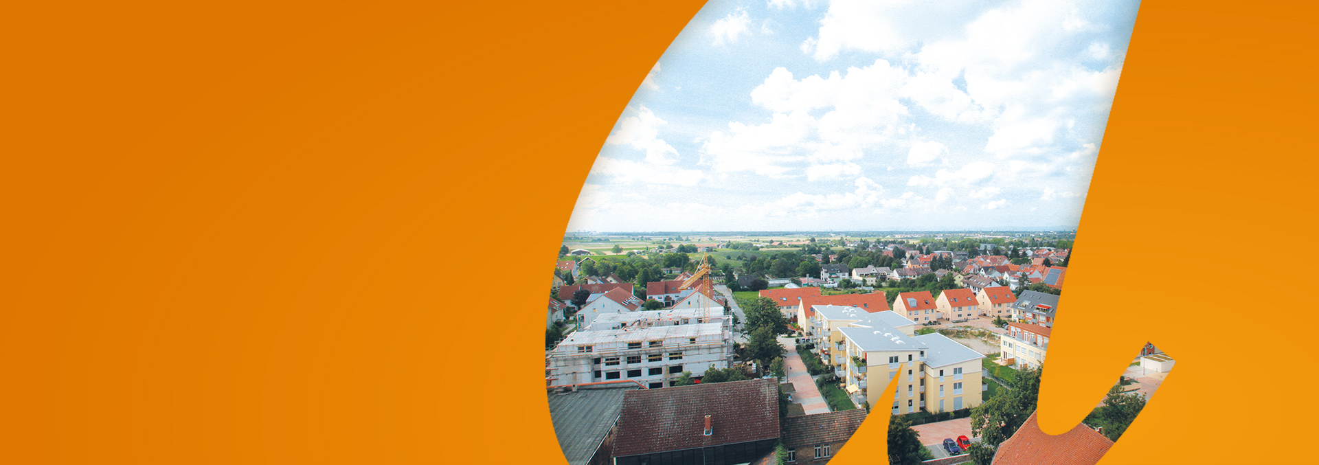 Services in Edingen-Neckarhausen: Panorama über die Dächer von Edingen unter blauem bewölktem Himmel