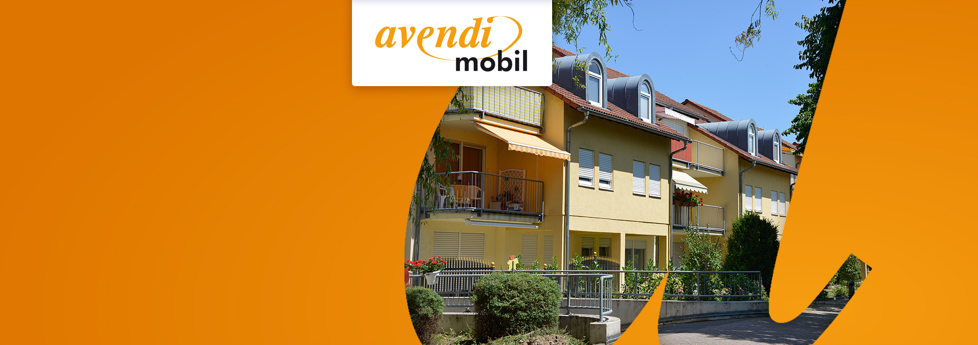 Ambulanter Pflegedienst avendi mobil Kehl: Gelbe dreistöckige Häuser mit Vorgärten in begrünter Straße.