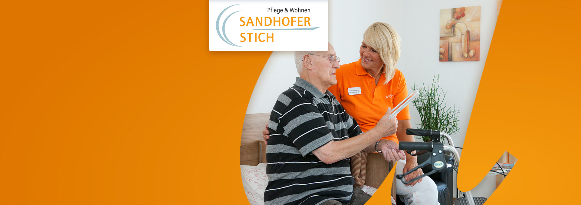 Pflege und Wohnen Sandhofer Stich: Eine Pflegerin leistet einem Bewohner Gesellschaft, der auf seinem Bett sitzt und über ein Bild redet, das er in der Hand hält.