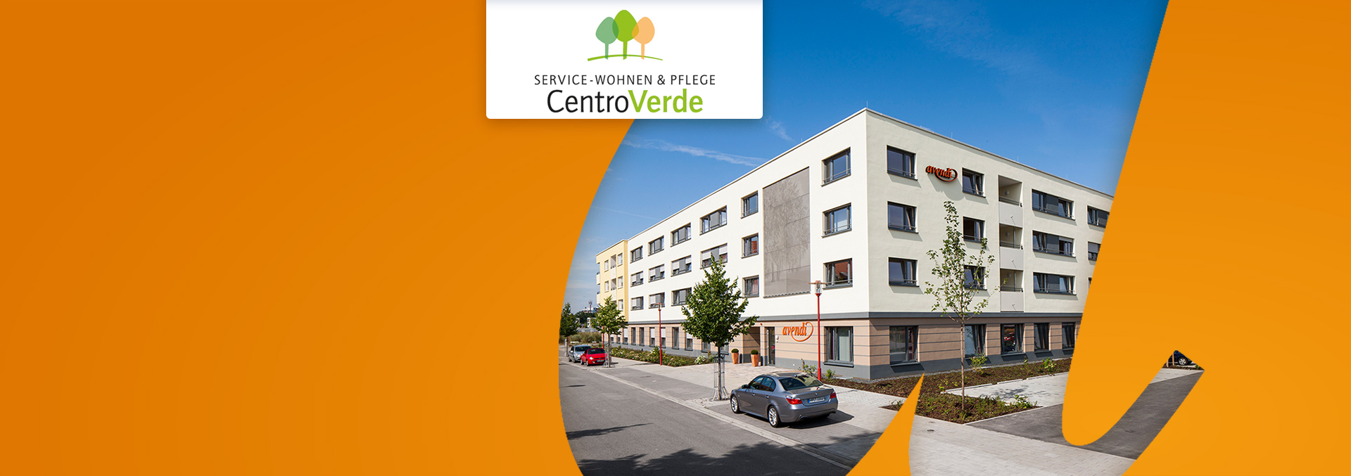 Service-Wohnen und Pflege CentroVerde: Außenansicht mit Blick auf den Eingang, vierstöckiges Gebäude, großzügige Parkflächen