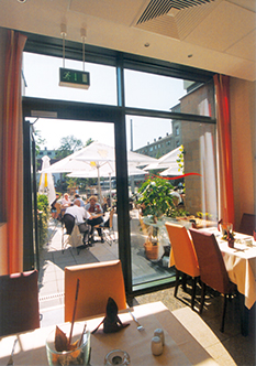 Blick aus dem LANZGARTEN-Restaurant Vitalie auf die Tische im Außenbereich
