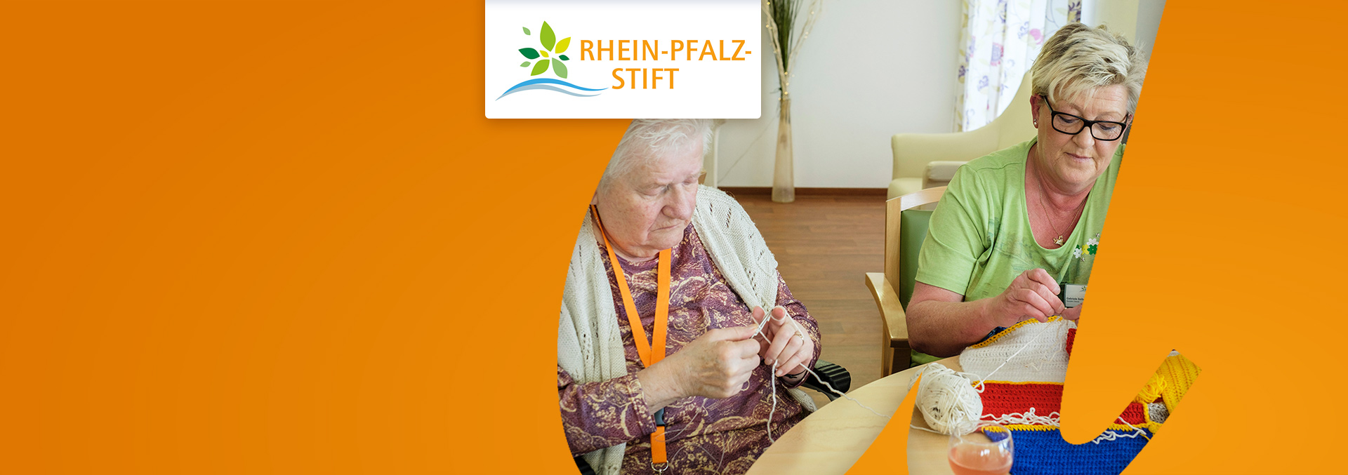 Pflege im Rhein-Pfalz-Stift: Bewohnerinnen und Pflegerin beim Stricken